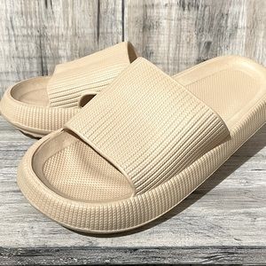 NWOT Cloud Slippers, Indoor Slides, Rubber Bath Shoes Blush / Nude Color Size 12